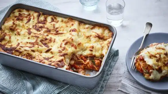 Fuente con lasagna vegetariana. Lasaña vegetariana