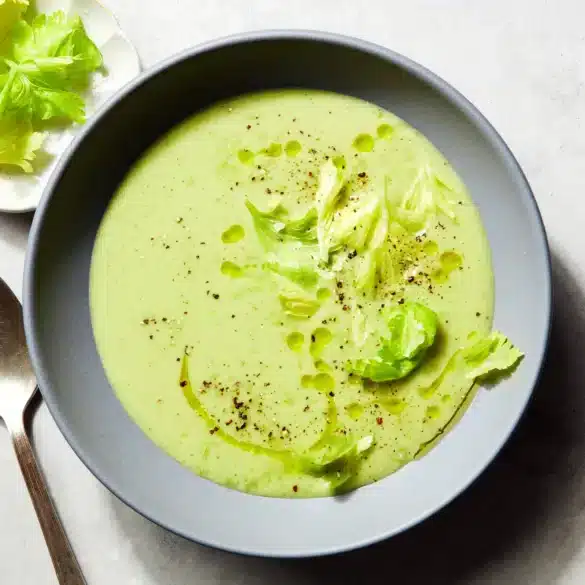 Bowl con sopa de apio. Receta sopa de apio