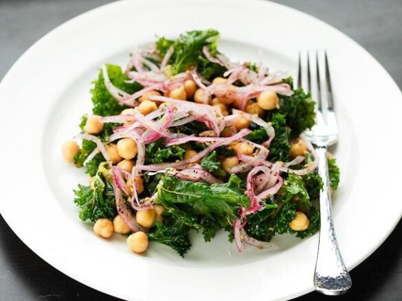Ensalada de kale, garbanzos y cebolla