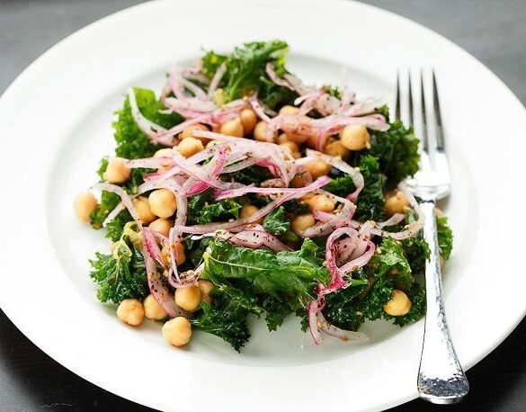 Ensalada de kale, garbanzos y cebolla